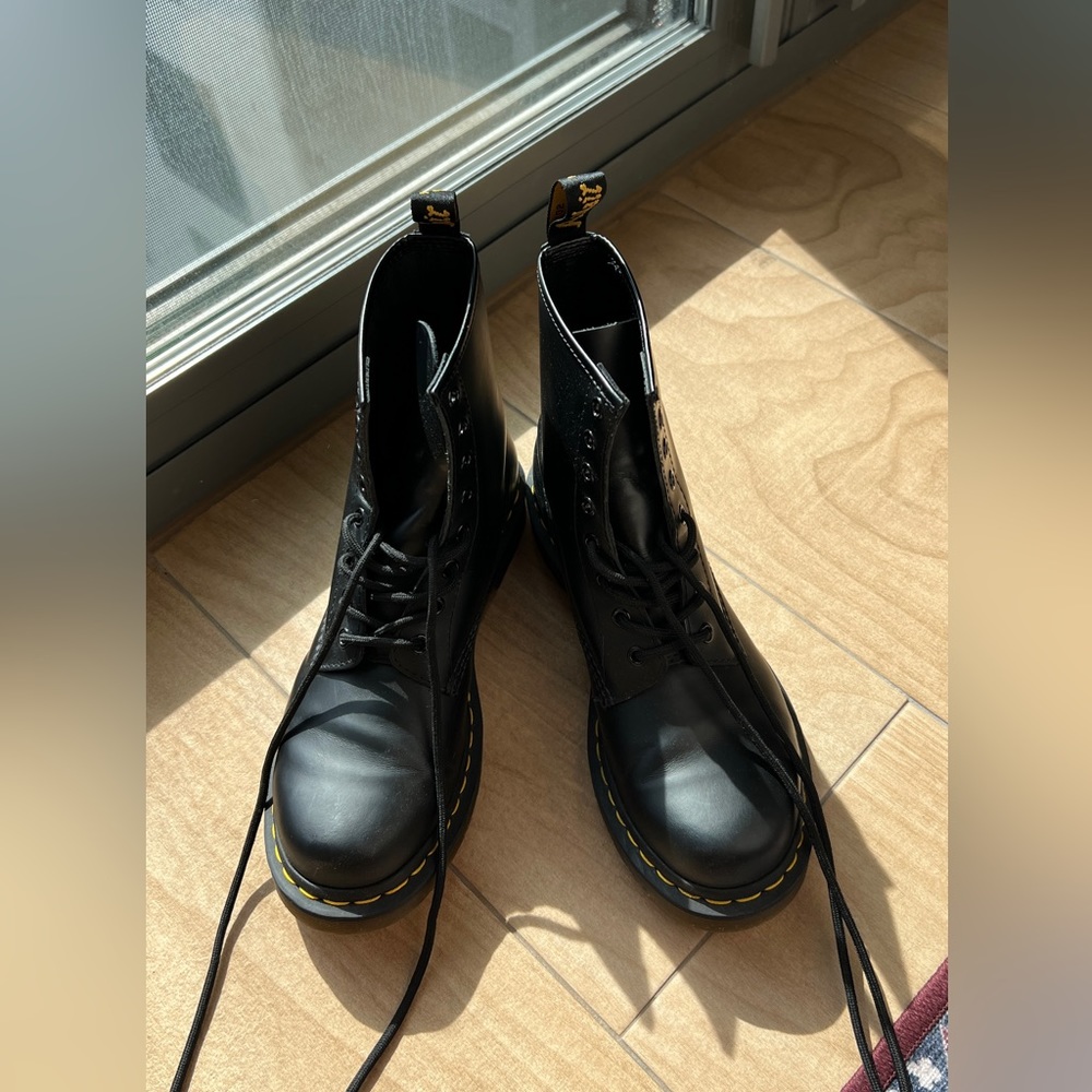 LIKE NEW Dr. Martens 1460 Women's Smooth Leather Lace Up Boots